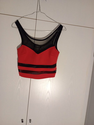 Medium top with side zipper new, black and red