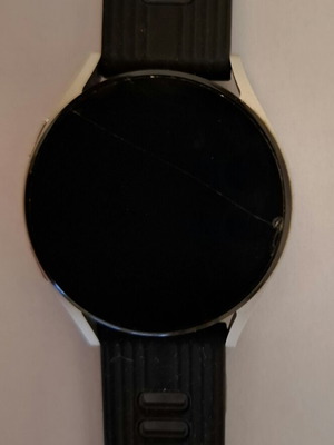 Samsung Watch 5 with minor glass crack