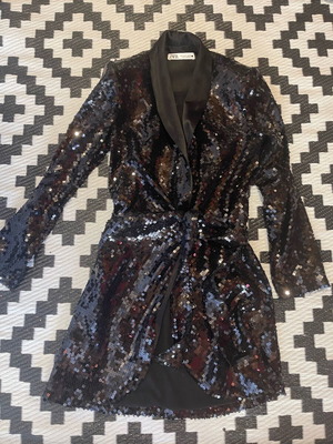 Zara dress with sequins size small like new, black