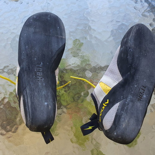 Evolv Defy Lace climbing shoes like new, size 43, gray and yellow