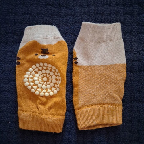 Baby knee pads like new with animal designs