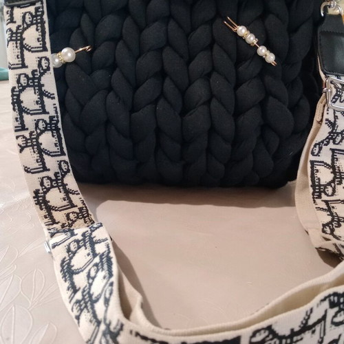 Handmade shoulder bag with marshmallow yarn and clasp new