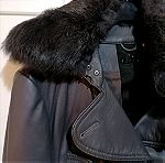  Δερμάτινο μπουφάν με γούνα στο γιακά