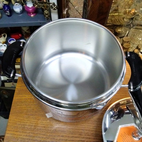 Lagostina stainless steel 18/10 pressure cooker new