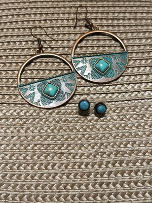 Earrings like new, 2 pairs in turquoise color