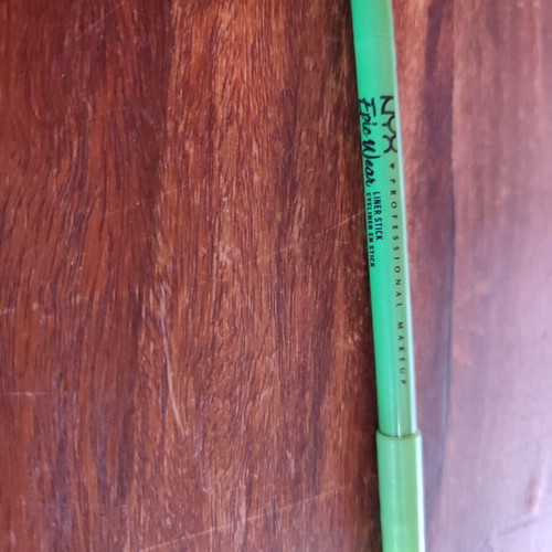 Nyx Epic Liner used, shade 23 Emerald Cut green