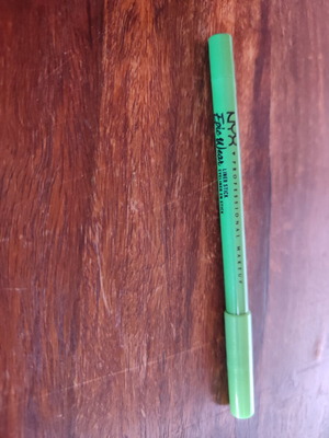 Nyx Epic Liner used, shade 23 Emerald Cut green