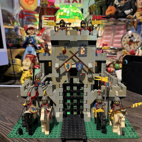 Lego Castle 6080 King’s Castle vintage, used with knights and accessories