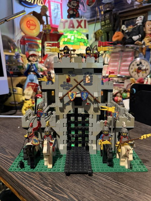 Lego Castle 6080 King’s Castle vintage, used with knights and accessories
