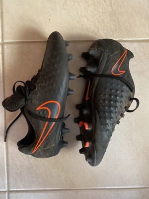 Nike women's football cleats size 39 used, black
