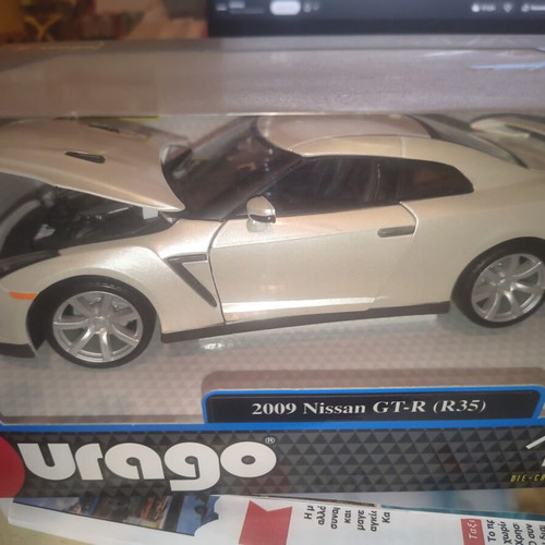 Burago Nissan GTR 1:18 metal model car new with opening parts