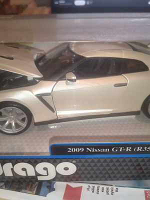Burago Nissan GTR 1:18 metal model car new with opening parts