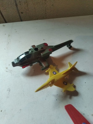 Αεροπλάνα μεταχειρισμένα, τρία πολεμικά και ένα ελικόπτερο σε μέτρια κατάσταση