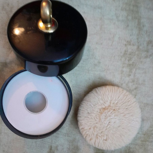 Van Cleef & Arpels First powder box used