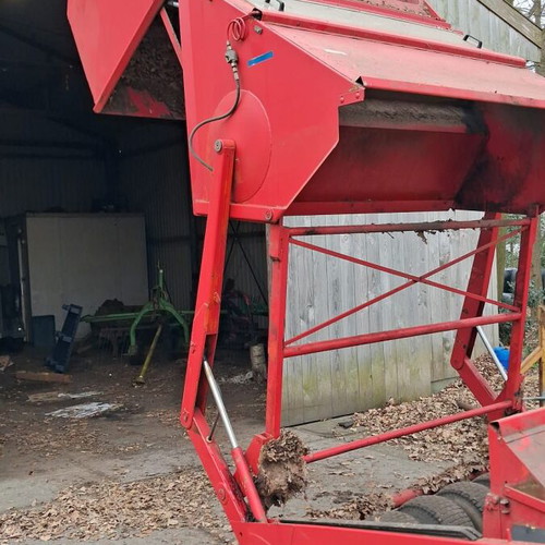 Sweeper machine with high tip hopper, PTO drive