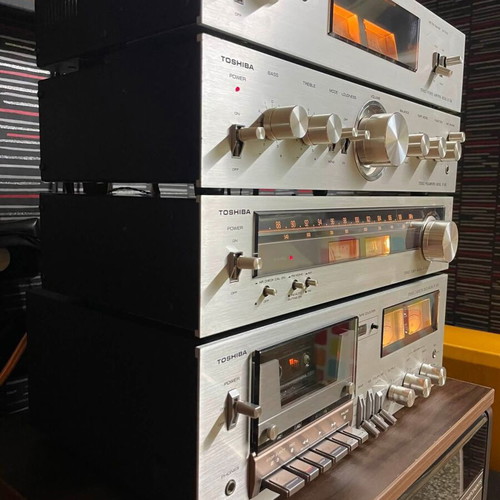 TOSHIBA audio set with deck, tuner, preamplifier and power amplifier