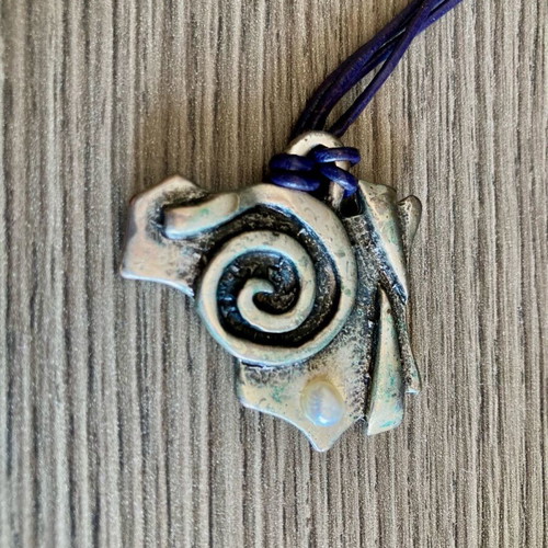 Necklace with metal element and pearl like new, purple and silver