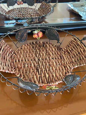 Vintage handmade fruit bowl like new, metal and wicker