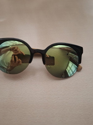 Unisex sunglasses with mirror lenses