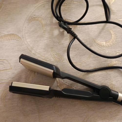 Babyliss titanium ceramic hair straightener like new