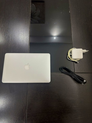 MacBook Air 2014 11-инчов като нов, Intel Core i3, 4GB RAM, 128GB SSD