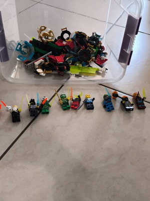 Lego figures and construction pieces like new, set of 15