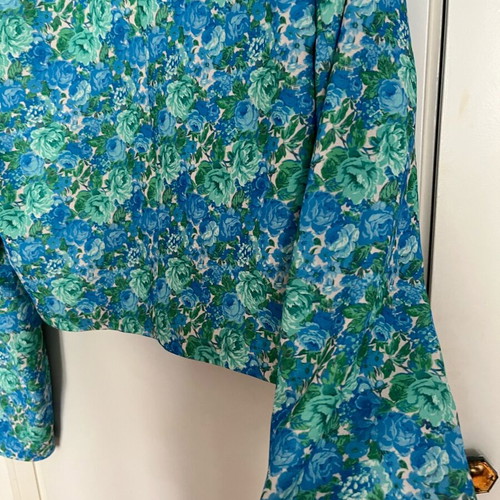 Studio 83 cropped jacket like new with floral print, small