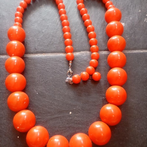 Oversized necklace with graduated retro orange-red beads, like new