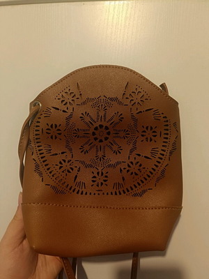 Καλοκαιρινή τσάντα boho χιαστί καφέ καινούργια με υφή δέρματος