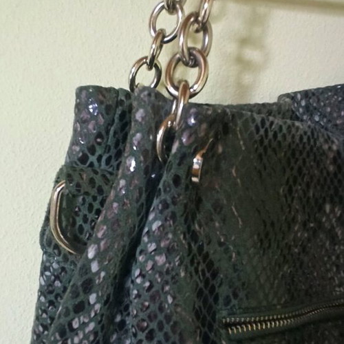 Leather shoulder bag like new, medium size, snake print, green