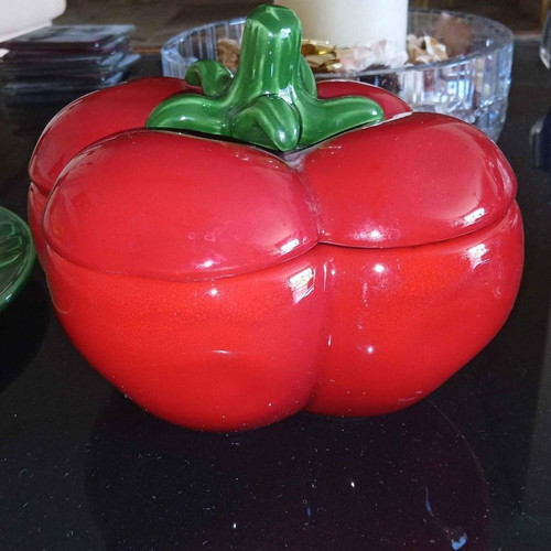 Tomato-shaped sauce dish like new, set with plate