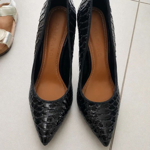 Carrano black patent leather pumps like new