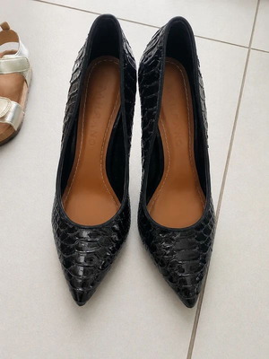 Carrano black patent leather pumps like new