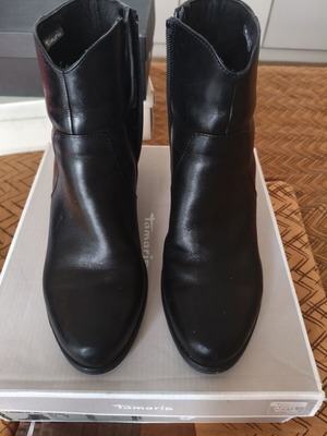 Tamaris black leather ankle boots size 40 with box