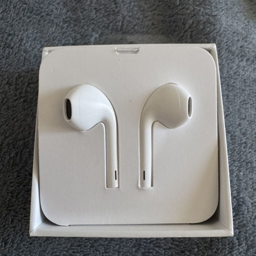 Apple EarPods with Lightning Connector like new