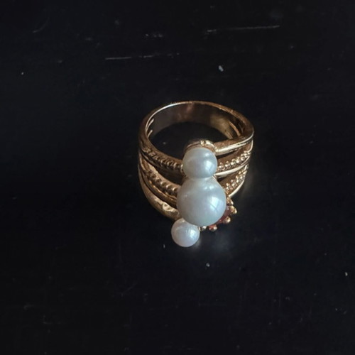 Gold ring with pearls and red stone