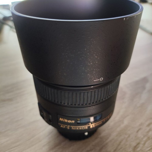 Nikon AF-S NIKKOR 85mm f/1.8G lens like new