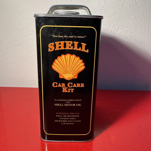 Shell tin box used, 18x13 cm, small wear on one side