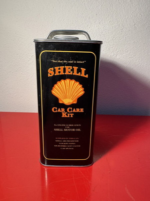 Shell tin box used, 18x13 cm, small wear on one side