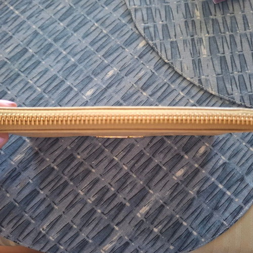 Elegant wallet in beige and gold with zipper like new