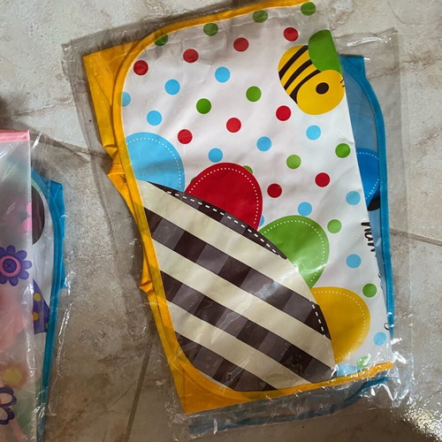 Bee feeding bib new, unused