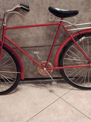 Metal wall decoration bicycle in red and black, like new