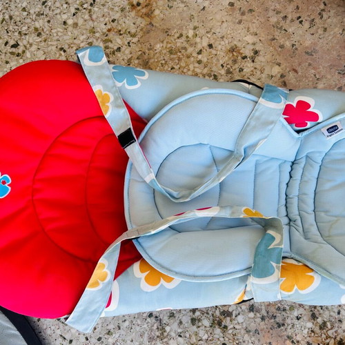 Chicco baby relax seat with straps for carrying