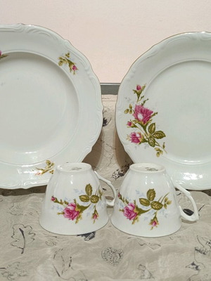 Порцеланови чинии употребявани с подарък две чаши