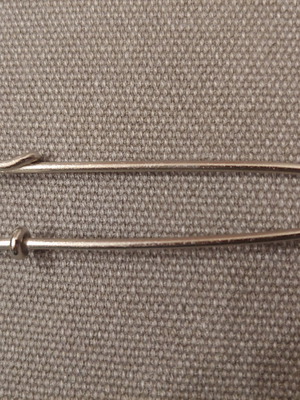 Safety pin for knitted clothes in excellent condition