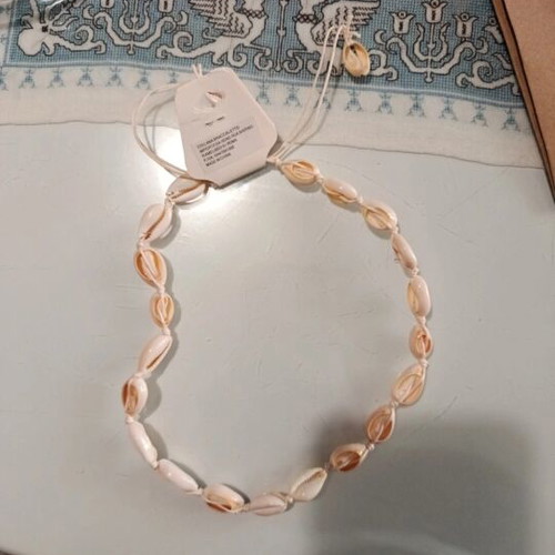 Summer necklace with shells new, beige