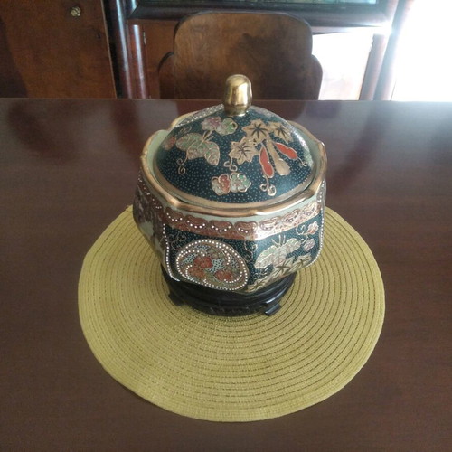 Satsuma container with lid and wooden base like new