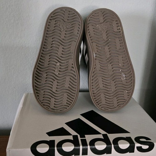 Adidas boys' shoes size 21 like new