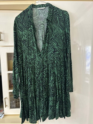 Stradivarius dress like new, black and green, size L