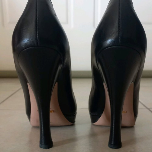 Prada black leather pumps size 39.5 like new